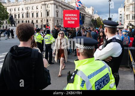 Ein Mitglied der Öffentlichkeit kommt während Pro- und Anti-Brexit-Protesten am 25. September 2019 in London, England, an den Houses of Parliament vorbei. Das Unterhaus tagt heute nach dem Urteil des Obersten Gerichtshofs, wonach die fünfwöchige Verkündung des britischen parlaments durch Premierminister Boris Johnson im Vorfeld des EU-Ausgangs Ende Oktober rechtswidrig war. (Foto von Wiktor Szymanowicz/NurPhoto) Stockfoto