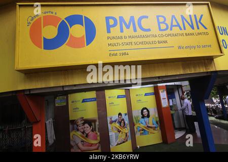 Ein Mann geht am 26. September 2019 in die Zweigstelle der Punjab and Maharashtra Co-operative (PMC) Bank in Mumbai, Indien. Die Reserve Bank of India hat der PMC Bank mit Sitz in Mumbai angeordnet, sechs Monate lang keine Geschäfte zu tätigen, und die Einlagenabhebungen wurden laut Medienbericht auf 1.000 INR (rund 14,09 USD) pro Konto begrenzt. (Foto von Himanshu Bhatt/NurPhoto) Stockfoto