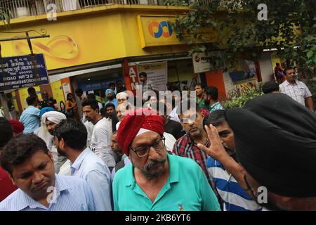 Am 26. September 2019 protestieren Menschen vor der Zweigstelle der Punjab und Maharashtra Co-operative (PMC) Bank in Mumbai, Indien. Die Reserve Bank of India hat der PMC Bank mit Sitz in Mumbai angeordnet, sechs Monate lang keine Geschäfte zu tätigen, und die Einlagenabhebungen wurden laut Medienbericht auf 1.000 INR (rund 14,09 USD) pro Konto begrenzt. (Foto von Himanshu Bhatt/NurPhoto) Stockfoto