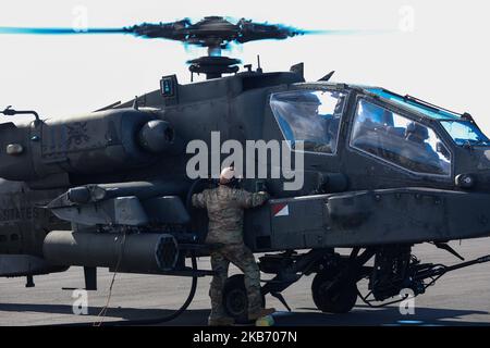 U.S. Army AH-64 Apache-Hubschrauber zugewiesen zu 2. Bataillon, 25. Aviation Regiment, 25. Combat Aviation Brigade, 25. Infantry Division führt Routineprüfungen durch und tanken im Rahmen des Joint Pacific Multinary Readiness Center Rotation 23-01 in Hawaii, 1.. November 2022. JPMRC 23-01 ist ein regionales Kampftrainingszentrum, das die Kampfbereitschaft in der amerikanischen Pazifikdivision stärkt und eine Schlüsselrolle bei der Zusammenarbeit von Armeeeinheiten mit regionalen Verbündeten und Partnern darstellt. (USA Army Photo von Sgt Daymeon Evans (USA Army Photo von Sgt Daymeon Evans) Stockfoto