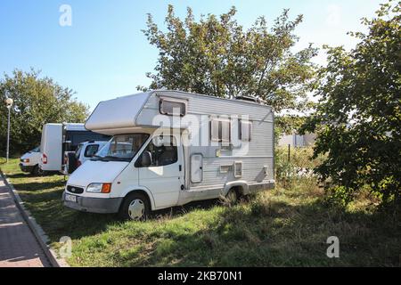 Altes, auf dem Gras geparktes, klassisches Ford Transit-Wohnmobil ist am 24. September 2019 in Danzig, Polen, zu sehen (Foto: Michal Fludra/NurPhoto) Stockfoto