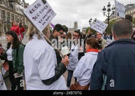 Ärzte, Krankenschwestern und Cargivers versammeln sich am 26. September 2019 in Paris vor dem Hotel de Ville, außerhalb des Hauptquartiers der Assistance publique und des Hôpitaux de Paris oder AP-HP, dem öffentlichen Krankenhaussystem von Paris, um die Arbeitsbedingungen in den französischen Notdiensten zu verbessern. In Frankreich streikt das Notkrankenhauspersonal weiter, fast die Hälfte der Dienste ist fünf Monate lang von der Bewegung betroffen. (Foto von Michel Stoupak/NurPhoto) Stockfoto