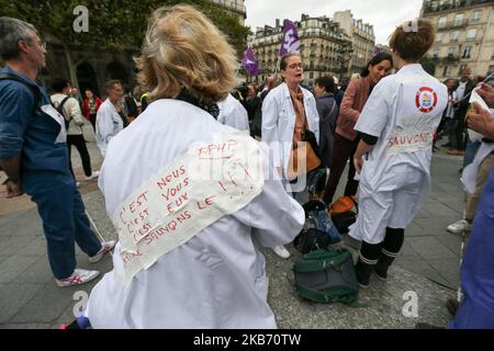 Ärzte, Krankenschwestern und Cargivers versammeln sich am 26. September 2019 in Paris vor dem Hotel de Ville, außerhalb des Hauptquartiers der Assistance publique und des Hôpitaux de Paris oder AP-HP, dem öffentlichen Krankenhaussystem von Paris, um die Arbeitsbedingungen in den französischen Notdiensten zu verbessern. In Frankreich streikt das Notkrankenhauspersonal weiter, fast die Hälfte der Dienste ist fünf Monate lang von der Bewegung betroffen. (Foto von Michel Stoupak/NurPhoto) Stockfoto