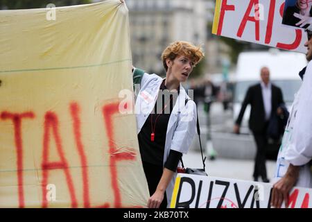 Ärzte, Krankenschwestern und Cargivers versammeln sich am 26. September 2019 in Paris vor dem Hotel de Ville, außerhalb des Hauptquartiers der Assistance publique und des Hôpitaux de Paris oder AP-HP, dem öffentlichen Krankenhaussystem von Paris, um die Arbeitsbedingungen in den französischen Notdiensten zu verbessern. In Frankreich streikt das Notkrankenhauspersonal weiter, fast die Hälfte der Dienste ist fünf Monate lang von der Bewegung betroffen. (Foto von Michel Stoupak/NurPhoto) Stockfoto