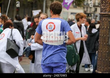 Ärzte, Krankenschwestern und Cargivers versammeln sich am 26. September 2019 in Paris vor dem Hotel de Ville, außerhalb des Hauptquartiers der Assistance publique und des Hôpitaux de Paris oder AP-HP, dem öffentlichen Krankenhaussystem von Paris, um die Arbeitsbedingungen in den französischen Notdiensten zu verbessern. In Frankreich streikt das Notkrankenhauspersonal weiter, fast die Hälfte der Dienste ist fünf Monate lang von der Bewegung betroffen. (Foto von Michel Stoupak/NurPhoto) Stockfoto