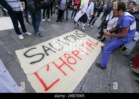 Ärzte, Krankenschwestern und Cargivers versammeln sich am 26. September 2019 in Paris vor dem Hotel de Ville, außerhalb des Hauptquartiers der Assistance publique und des Hôpitaux de Paris oder AP-HP, dem öffentlichen Krankenhaussystem von Paris, um die Arbeitsbedingungen in den französischen Notdiensten zu verbessern. In Frankreich streikt das Notkrankenhauspersonal weiter, fast die Hälfte der Dienste ist fünf Monate lang von der Bewegung betroffen. (Foto von Michel Stoupak/NurPhoto) Stockfoto