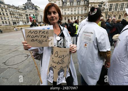 Ärzte, Krankenschwestern und Cargivers versammeln sich am 26. September 2019 in Paris vor dem Hotel de Ville, außerhalb des Hauptquartiers der Assistance publique und des Hôpitaux de Paris oder AP-HP, dem öffentlichen Krankenhaussystem von Paris, um die Arbeitsbedingungen in den französischen Notdiensten zu verbessern. In Frankreich streikt das Notkrankenhauspersonal weiter, fast die Hälfte der Dienste ist fünf Monate lang von der Bewegung betroffen. (Foto von Michel Stoupak/NurPhoto) Stockfoto