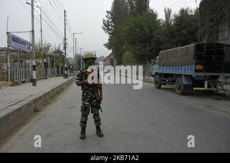 Indische Streitkräfte stehen während der Beschränkungen in Srinagar, dem von Indien verwalteten Kaschmir, am 27. September 2019 wachsam gegenüber. Kaschmir ist seit 54. Tagen in eine Kommunikationsblockade und in Beschränkungen eingetreten, nachdem die indische Regierung beschlossen hat, Kaschmir seine Staatlichkeit zu nehmen. (Foto von Muzamil Mattoo/NurPhoto) Stockfoto