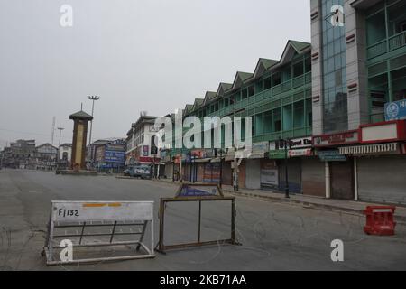 Indische Streitkräfte stehen während der Beschränkungen in Srinagar, dem von Indien verwalteten Kaschmir, am 27. September 2019 wachsam gegenüber. Kaschmir ist seit 54. Tagen in eine Kommunikationsblockade und in Beschränkungen eingetreten, nachdem die indische Regierung beschlossen hat, Kaschmir seine Staatlichkeit zu nehmen. (Foto von Muzamil Mattoo/NurPhoto) Stockfoto