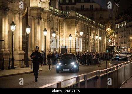 Die Menge wartet am Eingang des Elysee-Palastes, der außergewöhnlich öffentlich zugänglich ist, Damit diejenigen, die dem ehemaligen Präsidenten der Republik eine letzte Ehre erweisen möchten, nach der Bekanntgabe des Todes des ehemaligen Präsidenten der Französischen Republik Jacques Chirac am 26. September 2019 in Paris, Frankreich, ein Goldenes Buch unterzeichnen können, Die ersten offiziellen Ehrungen wurden während des Tages mit dem Besuch enger Freunde der Familie Chirac sowie dem Besuch des derzeitigen Präsidenten der Republik Emmanuel Macron in Jacques Chiracs Haus in der Rue de Tournon in Paris gezahlt. (Foto von Samuel Bo Stockfoto