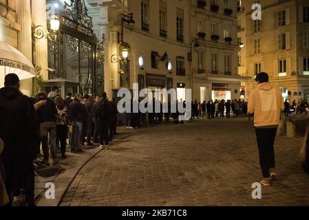 Die Menge wartet am Eingang des Elysee-Palastes, der außergewöhnlich öffentlich zugänglich ist, Damit diejenigen, die dem ehemaligen Präsidenten der Republik eine letzte Ehre erweisen möchten, nach der Bekanntgabe des Todes des ehemaligen Präsidenten der Französischen Republik Jacques Chirac am 26. September 2019 in Paris, Frankreich, ein Goldenes Buch unterzeichnen können, Die ersten offiziellen Ehrungen wurden während des Tages mit dem Besuch enger Freunde der Familie Chirac sowie dem Besuch des derzeitigen Präsidenten der Republik Emmanuel Macron in Jacques Chiracs Haus in der Rue de Tournon in Paris gezahlt. (Foto von Samuel Bo Stockfoto