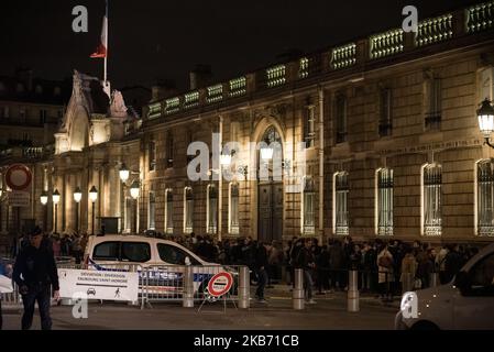 Die Menge wartet am Eingang des Elysee-Palastes, der außergewöhnlich öffentlich zugänglich ist, Damit diejenigen, die dem ehemaligen Präsidenten der Republik eine letzte Ehre erweisen möchten, nach der Bekanntgabe des Todes des ehemaligen Präsidenten der Französischen Republik Jacques Chirac am 26. September 2019 in Paris, Frankreich, ein Goldenes Buch unterzeichnen können, Die ersten offiziellen Ehrungen wurden während des Tages mit dem Besuch enger Freunde der Familie Chirac sowie dem Besuch des derzeitigen Präsidenten der Republik Emmanuel Macron in Jacques Chiracs Haus in der Rue de Tournon in Paris gezahlt. (Foto von Samuel Bo Stockfoto