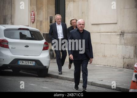 Die Ankunft der Geschäftsleute, die die Kering Francois Pinault Gruppe (im Vordergrund in der Mitte) und seines Sohnes Francois-Henri Pinault (im Hintergrund links) im Chirac Haus nach der Ankündigung des Todes des ehemaligen französischen Präsidenten Jacques Chirac am 26. September 2019 in Paris, Frankreich, besitzen, Die ersten offiziellen Ehrungen wurden während des Tages mit dem Besuch enger Freunde der Familie Chirac sowie dem Besuch des derzeitigen Präsidenten der Republik Emmanuel Macron in Jacques Chiracs Haus in der Rue de Tournon in Paris und vor dem Palais de bezahlt l'Elysee, außergewöhnlich offen für die Öffentlichkeit für alle Stockfoto