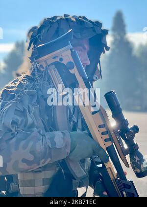 Ein polnischer Soldat, der dem Leichten Infanterie-Bataillon von 151. zugewiesen wurde, hält seine Waffe die 7,62mm BOR für eine Bereichsanpassung während des Zeittrainings mit US-Armeesoldaten, die dem Brigade-Unterstützungsbataillon von 64., dem Kampfteam der Panzerbrigade 3., der Infanterie-Division 4. (3-4 ABCT) in Skwierzyna, Polen, 30. September, zugewiesen wurden. 2022. Die 3-4 ABCT ist unter anderem der 1. Infanterie-Division zugeordnet und arbeitet stolz mit NATO-Verbündeten und regionalen Sicherheitspartnern zusammen, um dem V Corps, Amerikas vorwärts entsandt Korps in Europa (USA), kampfglaubwürdige Streitkräfte zur Verfügung zu stellen Armeefoto von 2.. Lt. Kimberly Blai Stockfoto