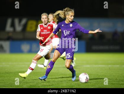 Frederikke Thogersen von Fiorentina hält Jordan Nobbs von Arsenal während des UEFA Women's Champion League Round 32 2. Leg Match zwischen Arsenal Women und Fiorentina Women im Meadow Park Stadium am 25. September 2019 in Borehamwood, England (Foto by Action Foto Sport/NurPhoto) Stockfoto