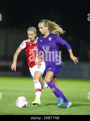 Frederikke Thogersen von Fiorentina hält Jordan Nobbs von Arsenal während des UEFA Women's Champion League Round 32 2. Leg Match zwischen Arsenal Women und Fiorentina Women im Meadow Park Stadium am 25. September 2019 in Borehamwood, England (Foto by Action Foto Sport/NurPhoto) Stockfoto