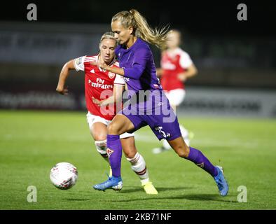 Frederikke Thogersen von Fiorentina hält Jordan Nobbs von Arsenal während des UEFA Women's Champion League Round 32 2. Leg Match zwischen Arsenal Women und Fiorentina Women im Meadow Park Stadium am 25. September 2019 in Borehamwood, England (Foto by Action Foto Sport/NurPhoto) Stockfoto