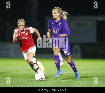 Frederikke Thogersen von Fiorentina hält Jordan Nobbs von Arsenal während des UEFA Women's Champion League Round 32 2. Leg Match zwischen Arsenal Women und Fiorentina Women im Meadow Park Stadium am 25. September 2019 in Borehamwood, England (Foto by Action Foto Sport/NurPhoto) Stockfoto