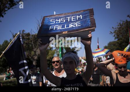 Der Protestler hält während der Anti-G7-Proteste in Hendaye am 24. August 2019 ein Banner zum Systemversagen. (Foto von Maciej Luczniewski/NurPhoto) Stockfoto