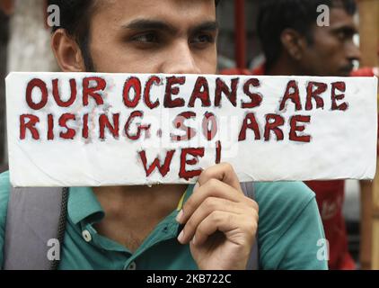 Schüler, lokale Bürger und Umweltaktivisten rufen Slogans auf, wenn sie an einem globalen Klimastreik teilnehmen, um gegen die Untätigkeit der Regierung in Bezug auf den Klimawandel und die Umweltverschmutzung zu protestieren. Dies ist Teil der weltweiten Demonstrationen in einer Bewegung namens „Fridays for Future“, Kalkutta, Indien, 27. September 2019. (Foto von Indranil Aditya/NurPhoto) Stockfoto