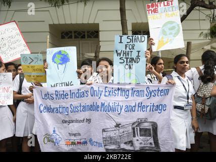 Schüler, lokale Bürger und Umweltaktivisten rufen Slogans auf, wenn sie an einem globalen Klimastreik teilnehmen, um gegen die Untätigkeit der Regierung in Bezug auf den Klimawandel und die Umweltverschmutzung zu protestieren. Dies ist Teil der weltweiten Demonstrationen in einer Bewegung namens „Fridays for Future“, Kalkutta, Indien, 27. September 2019. (Foto von Indranil Aditya/NurPhoto) Stockfoto