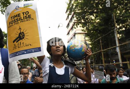 Schüler, lokale Bürger und Umweltaktivisten rufen Slogans auf, wenn sie an einem globalen Klimastreik teilnehmen, um gegen die Untätigkeit der Regierung in Bezug auf den Klimawandel und die Umweltverschmutzung zu protestieren. Dies ist Teil der weltweiten Demonstrationen in einer Bewegung namens „Fridays for Future“, Kalkutta, Indien, 27. September 2019. (Foto von Indranil Aditya/NurPhoto) Stockfoto