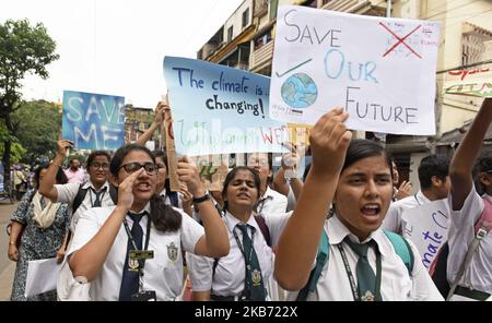 Schüler, lokale Bürger und Umweltaktivisten rufen Slogans auf, wenn sie an einem globalen Klimastreik teilnehmen, um gegen die Untätigkeit der Regierung in Bezug auf den Klimawandel und die Umweltverschmutzung zu protestieren. Dies ist Teil der weltweiten Demonstrationen in einer Bewegung namens „Fridays for Future“, Kalkutta, Indien, 27. September 2019. (Foto von Indranil Aditya/NurPhoto) Stockfoto