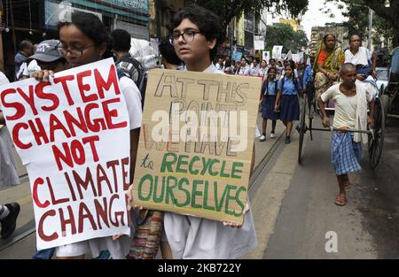 Schüler, lokale Bürger und Umweltaktivisten rufen Slogans auf, wenn sie an einem globalen Klimastreik teilnehmen, um gegen die Untätigkeit der Regierung in Bezug auf den Klimawandel und die Umweltverschmutzung zu protestieren. Dies ist Teil der weltweiten Demonstrationen in einer Bewegung namens „Fridays for Future“, Kalkutta, Indien, 27. September 2019. (Foto von Indranil Aditya/NurPhoto) Stockfoto