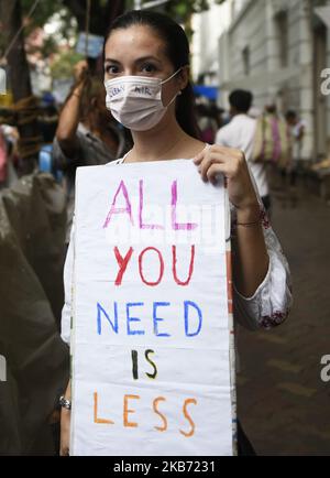 Schüler, lokale Bürger und Umweltaktivisten rufen Slogans auf, wenn sie an einem globalen Klimastreik teilnehmen, um gegen die Untätigkeit der Regierung in Bezug auf den Klimawandel und die Umweltverschmutzung zu protestieren. Dies ist Teil der weltweiten Demonstrationen in einer Bewegung namens „Fridays for Future“, Kalkutta, Indien, 27. September 2019. (Foto von Indranil Aditya/NurPhoto) Stockfoto