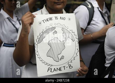 Schüler, lokale Bürger und Umweltaktivisten rufen Slogans auf, wenn sie an einem globalen Klimastreik teilnehmen, um gegen die Untätigkeit der Regierung in Bezug auf den Klimawandel und die Umweltverschmutzung zu protestieren. Dies ist Teil der weltweiten Demonstrationen in einer Bewegung namens „Fridays for Future“, Kalkutta, Indien, 27. September 2019. (Foto von Indranil Aditya/NurPhoto) Stockfoto