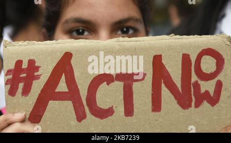 Schüler, lokale Bürger und Umweltaktivisten rufen Slogans auf, wenn sie an einem globalen Klimastreik teilnehmen, um gegen die Untätigkeit der Regierung in Bezug auf den Klimawandel und die Umweltverschmutzung zu protestieren. Dies ist Teil der weltweiten Demonstrationen in einer Bewegung namens „Fridays for Future“, Kalkutta, Indien, 27. September 2019. (Foto von Indranil Aditya/NurPhoto) Stockfoto