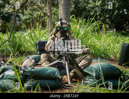 Soldaten der US-Armee wurden am 3. November 2022 dem Brigadenunterstützungs-Bataillon 225., dem Kampfteam der Infanterie-Brigade 2., der Infanterie-Division 25., dem Patrouillenunterstützungsgebiet der Brigade 1 in Schofield Barracks, Hawaii, zugewiesen. Die Trainingsrotation 23-01 des Joint Pacific Multinal Readiness Center (JPMRC) ermöglicht es den Soldaten des Tropic Lightning, ihre Verteidigungsbeziehungen zu stärken, die multinationale Interoperabilität zu fördern, die Bereitschaft zu erhöhen und das einheitliche regionale Landkraftnetz der Joint Force zu stärken. (USA Army Fotos von SPC. Jeffrey Garland) Stockfoto