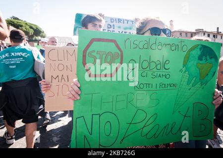 Studenten demonstrieren während eines weltweiten Protestes, der Maßnahmen gegen den Klimawandel fordert, in Rom, Freitag, den 27. September 2019. Die Proteste wurden von der schwedischen Teenagerin Greta Thunberg inspiriert, die diese Woche bei einem UN-Gipfel mit den Staats- und Regierungschefs der Welt gesprochen hat. Schreiben auf Banner liest sich auf Italienisch " "Ändern Sie das System, nicht das Klima. 27. September 2019 in Rom, Italien. (Foto von Andrea Ronchini/NurPhoto) Stockfoto