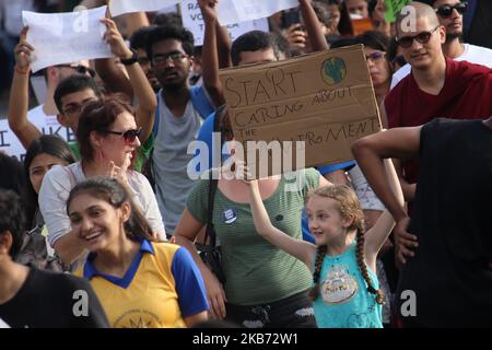 Studenten und Menschen halten Plakate, während sie am 27. September 2019 in Mumbai, Indien, an einem Protest gegen den Klimawandel teilnehmen. Als sie sich einer globalen Bewegung angeschlossen haben, um gegen die Regierungen der Welt wegen krimineller Untätigkeit gegen die ökologische Krise zu protestieren. (Foto von Himanshu Bhatt/NurPhoto) Stockfoto