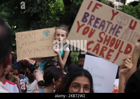 Studenten und Menschen halten Plakate, während sie am 27. September 2019 in Mumbai, Indien, an einem Protest gegen den Klimawandel teilnehmen. Als sie sich einer globalen Bewegung angeschlossen haben, um gegen die Regierungen der Welt wegen krimineller Untätigkeit gegen die ökologische Krise zu protestieren. (Foto von Himanshu Bhatt/NurPhoto) Stockfoto