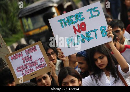 Studenten und Menschen halten Plakate, während sie am 27. September 2019 in Mumbai, Indien, an einem Protest gegen den Klimawandel teilnehmen. Als sie sich einer globalen Bewegung angeschlossen haben, um gegen die Regierungen der Welt wegen krimineller Untätigkeit gegen die ökologische Krise zu protestieren. (Foto von Himanshu Bhatt/NurPhoto) Stockfoto