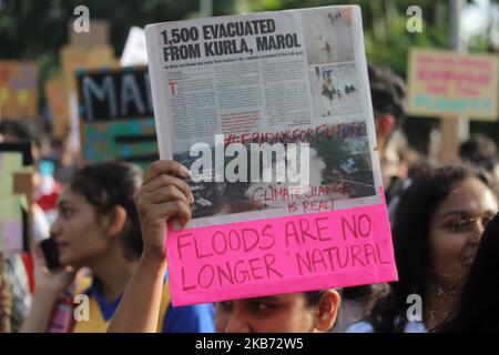 Studenten und Menschen halten Plakate, während sie am 27. September 2019 in Mumbai, Indien, an einem Protest gegen den Klimawandel teilnehmen. Als sie sich einer globalen Bewegung angeschlossen haben, um gegen die Regierungen der Welt wegen krimineller Untätigkeit gegen die ökologische Krise zu protestieren. (Foto von Himanshu Bhatt/NurPhoto) Stockfoto