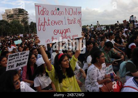 Studenten und Menschen halten Plakate, während sie am 27. September 2019 in Mumbai, Indien, an einem Protest gegen den Klimawandel teilnehmen. Als sie sich einer globalen Bewegung angeschlossen haben, um gegen die Regierungen der Welt wegen krimineller Untätigkeit gegen die ökologische Krise zu protestieren. (Foto von Himanshu Bhatt/NurPhoto) Stockfoto