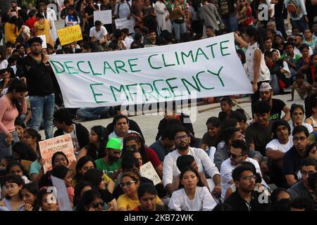 Studenten und Menschen halten Plakate, während sie am 27. September 2019 in Mumbai, Indien, an einem Protest gegen den Klimawandel teilnehmen. Als sie sich einer globalen Bewegung angeschlossen haben, um gegen die Regierungen der Welt wegen krimineller Untätigkeit gegen die ökologische Krise zu protestieren. (Foto von Himanshu Bhatt/NurPhoto) Stockfoto