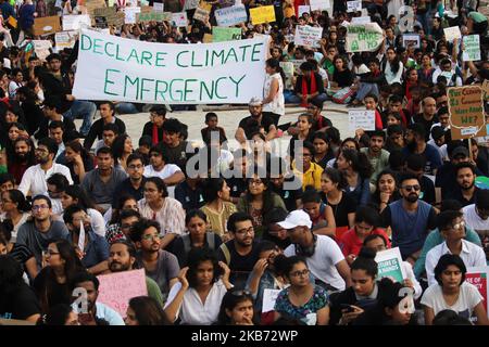 Studenten und Menschen halten Plakate, während sie am 27. September 2019 in Mumbai, Indien, an einem Protest gegen den Klimawandel teilnehmen. Als sie sich einer globalen Bewegung angeschlossen haben, um gegen die Regierungen der Welt wegen krimineller Untätigkeit gegen die ökologische Krise zu protestieren. (Foto von Himanshu Bhatt/NurPhoto) Stockfoto