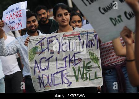 Studenten und Menschen halten Plakate, während sie am 27. September 2019 in Mumbai, Indien, an einem Protest gegen den Klimawandel teilnehmen. Als sie sich einer globalen Bewegung angeschlossen haben, um gegen die Regierungen der Welt wegen krimineller Untätigkeit gegen die ökologische Krise zu protestieren. (Foto von Himanshu Bhatt/NurPhoto) Stockfoto