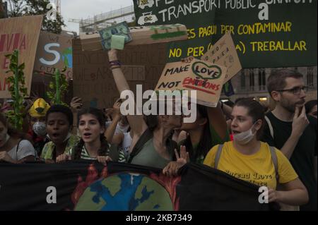 Spanien, Barcelona, 27. September 2019. Menschen marschieren während eines weltweiten Protestes, der Maßnahmen gegen den Klimawandel in Barcelona, Spanien, fordert. Die Demonstration ist Teil einer zweiten Welle von Protesten auf der ganzen Welt, als sich die Generalversammlung der Vereinten Nationen in New York traf. (Foto von Charlie PÃ©rez/NurPhoto) Stockfoto