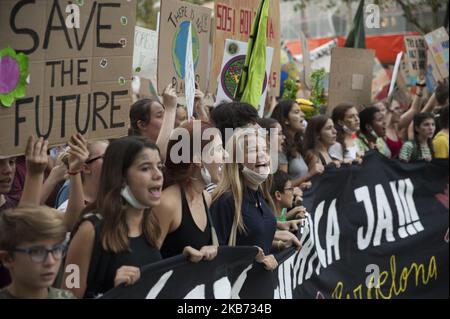 Spanien, Barcelona, 27. September 2019. Menschen marschieren während eines weltweiten Protestes, der Maßnahmen gegen den Klimawandel in Barcelona, Spanien, fordert. Die Demonstration ist Teil einer zweiten Welle von Protesten auf der ganzen Welt, als sich die Generalversammlung der Vereinten Nationen in New York traf. (Foto von Charlie PÃ©rez/NurPhoto) Stockfoto