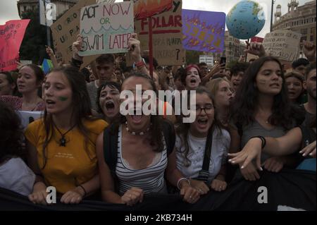 Spanien, Barcelona, 27. September 2019. Menschen marschieren während eines weltweiten Protestes, der Maßnahmen gegen den Klimawandel in Barcelona, Spanien, fordert. Die Demonstration ist Teil einer zweiten Welle von Protesten auf der ganzen Welt, als sich die Generalversammlung der Vereinten Nationen in New York traf. (Foto von Charlie PÃ©rez/NurPhoto) Stockfoto