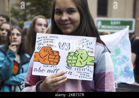 Ein Mädchen nimmt am 27. September 2019 am „Marsch für die Erde“ Teil, der im Rahmen des Globalen Klimastreiks in Krakau, Polen, organisiert wurde. Die by16-jährige Greta Thunberg wurde von internationalen Erdangriffen initiiert und versammelt Aktivisten, die Maßnahmen von Politikern in den Bereichen globale Erwärmung, Klimawandel und Luftverschmutzung fordern. (Foto von Beata Zawrzel/NurPhoto) Stockfoto