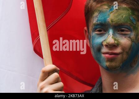 Ein Teilnehmer hält eine polnische Flagge während eines „Marsches für die Erde“, einem weiteren Klimaprotest heute in Krakau und im ganzen Land, um die polnische Regierung zu fordern, unverzüglich Maßnahmen gegen den Klimawandel zu ergreifen. Am Freitag, den 27. September 2019, in Krakau, Polen. (Foto von Artur Widak/NurPhoto) Stockfoto
