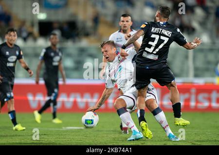 Maximiliano Gaston Lopez vom FC Crotone; Grigoris Kadanos von Pescara Calcio 1936 während des italienischen Serie B 2019/2020-Spiels zwischen Pescara Calcio 1936 und F.C. Crotone im Stadio Adriatico Giovanni Cornacchia am 27. September 2019 in Pescara, Italien. (Foto von Danilo Di Giovanni/NurPhoto) Stockfoto