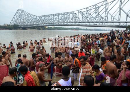 Indische hinduistische Anhänger führen am letzten Tag von „Pitrupaksh“ am Ufer des Ganges in Kalkutta, Indien, am Samstag, dem 28.. September 2019, „Tarpan“-Rituale durch, um den verstorbenen Vorfahren die Seelen zu opfern. In der hinduistischen Mythologie wird dieser Tag auch als 'Mahalaya' bezeichnet, was den Beginn von Devi-Paksha markiert und das Ende der Pitri-Paksha ein glücklicher Tag für Bengalis ist, die ihn mit viel Begeisterung feiern. Mahalaya wird sieben Tage vor dem Durga Puja beobachtet. (Foto von Sonali Pal Chaudhury/NurPhoto) Stockfoto