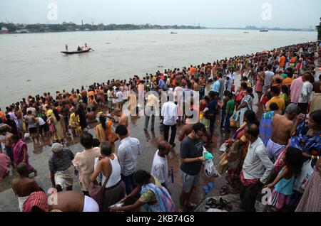 Indische hinduistische Anhänger führen am letzten Tag von „Pitrupaksh“ am Ufer des Ganges in Kalkutta, Indien, am Samstag, dem 28.. September 2019, „Tarpan“-Rituale durch, um den verstorbenen Vorfahren die Seelen zu opfern. In der hinduistischen Mythologie wird dieser Tag auch als 'Mahalaya' bezeichnet, was den Beginn von Devi-Paksha markiert und das Ende der Pitri-Paksha ein glücklicher Tag für Bengalis ist, die ihn mit viel Begeisterung feiern. Mahalaya wird sieben Tage vor dem Durga Puja beobachtet. (Foto von Sonali Pal Chaudhury/NurPhoto) Stockfoto