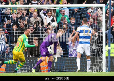 Matheus Pereira punktet beim Freistoß für West Bromwich Albion, um ihre Führung zu verlängern und es 2 - 0 gegen Queens Park Rangers zu schaffen, während des Sky Bet Championship-Spiels zwischen Queens Park Rangers und West Bromwich Albion am Samstag, 28.. September 2019 im Kiyan Prince Foundation Stadium, London. (Foto von John Cripps/MI News/NurPhoto) Stockfoto